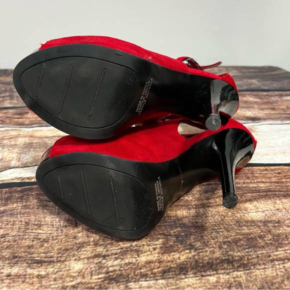Red platform heels by Bakers are in like new condition. Size 5 - Picture 8 of 9